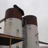 Das Dach auf dem Span-Silo wurde vom Wind aufgerollt. Das Dach auf dem Span-Silo wurde vom Wind aufgerollt.