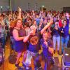 Honky-Tonk-Festival Lohr 2019 - Die Partyband Livin' 4 the Moment zog jede Menge Publikum in die Alte Turnhalle