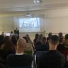 Der Journalist Till Mayer hielt einen interessanten Vortrag in der Realschule in Haßfurt.