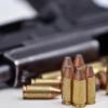 Seine Pistole Sig Sauer P226 (Bild) durfte ein angeklagter Sportschütze nicht unverschlossen im Auto transportieren. Die selbst gebaute, rosa lackierte Rohrbombe im Keller war sowieso illegal.