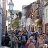 Flanieren, einkaufen, nach Schnäppchen stöbern und ein Eis genießen: All das machten die vielen Besucher bei hochsommerlichem Wetter am Marktheidenfelder Martinimarkt.