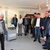 Dr. Renate Kapune (links) vom Landratsamt führte durch die Ausstellung Elektromobilität Bayern.
