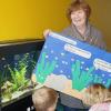 Das Bild zeigt einige der Kindergartenkinder, die sich bei Margit Breunig für das Aquarium bedankten.