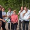 Landschaftsarchitekt Martin Beil erläuterte im Juni 2016 den Rienecker Stadträten vor Ort den Planentwurf des Holzlagerplatzes. Seitdem sei nichts mehr vorangegangen, hieß es nun in der aktuellen Stadtratsitzung.