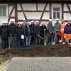 Mit einem Spatenstich wurden die Bauarbeiten zur Umgestaltung des Kirchplatzes mit Sanierung der ehemaligen Schule und Dorfschmiede in Happertshausen eingeleitet. Im Bild (von links): André Lohmann, Hagen Gleitz, Frank Kriebel, Stephan Knop und Kerstin Weigand (alle Planungsbüro Perleth), Jonas Kötting (Elektroplaner), Hermann Schmitt von der Baufirma Ludwig Hub (Maßbach), Pfarrer Jaroslaw Woch von der Pfarreiengemeinschaft Aidhausen-Riedbach, Bürgermeister Dieter Möhring mit zweiter Bürgermeisterin Claudia Röhner, Ingenieur Joachim Perleth (Dittelbrunn), Bauoberrat Alexander Zeller (Würzburg) und vom Gemeindebauhof Martin Kell und Harald Schneider.