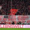 Fans des FC Bayern München, dessen Aufsichtsrat Dorothee Bär angehört, entrollten im letzten Heimspiel gegen Leipzig ein Spruchbanner gegen die Staatsekretärin wegen ihres Glückwunsch-Tweeds an Thomas Kemmerich, der in Thüringen mit den Stimmen der AfD zum Ministerpräsidenten gewählt worden war.