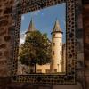 Die Schneewittchenstadt Lohr, hier der Spiegel an der Wand der Touristinformation, ist beliebt.