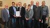 Über einen Gesamtförderbetrag von 100 000 Euro können künftig jährlich die acht Mitgliedsgemeinden der landkreisübergreifenden "Kommunalen Allianz Main-Wein-Garten" verfügen. Im Bild die Vertreter dieser Gemeinden mit Michael Kuhn vom ALE.