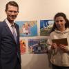 Oberbürgermeister Sebastian Remelé mit Sena Akyildiz von der Frieden-Mittelschule. Ihr Bild (Mitte unten) gewann den Hauptpreis.