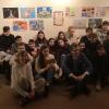 Die Frieden-Mittelschule freut sich über ihren Preis. Hier im Bild (vorne): OB Sebastian Remelé, Andrea Mayer von der Rückert-Gesellschaft sowie die Klassen 8a und 8g der Frieden-Mittelschule vor ihren Kunstwerken.