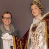Daniela Sandner, Leiterin des Fastnachtmuseums, präsentiert an Weiberfasching die weiblichen Seiten der Faschingszeit. Die Führung für Frauen ist ihre letzte in Kitzingen, denn sie wird Kitzingen schon Ende Februar verlassen und eine neue Stelle in München antreten.