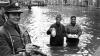 Das Hochwasser vom Februar 1970: Mit Kaffee und Kuchen durch die Fluten in der Würzburger Karmelitenstraße.