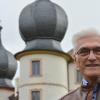 Edwin Braun heißt der Bürgermeisterkandidat der Wählergemeinschaft Thundorf bei der Wahl 2020. Im Bild steht er vor dem Wasserschloss.