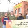 Vera Bellenhaus (Leiterin der Umweltstation), Joachim Schneider (Beirat) und die Mitglieder des Vorstands Andreas Kees und Dominik Großmann freuen sich über die Auszeichnung als UN-Dekade Projekt für die Jugend-Umweltstation KjG-Haus Schonungen.