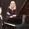 Andreas Dörflein und seine Klavierlehrerin Angela Wünsch auf der Bühne des Wildbadsaals in der Musikschule Weißenburg beim Regionalwettbewerb „Jugend musiziert – Westmittelfranken“.