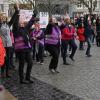 Tanzend protestierten zahlreiche Frauen und Männer vor dem Schweinfurter Rathaus gegen Gewalt an Frauen.