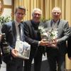Werner Christoffel (Mitte) steht seit 30 Jahren an der Spitze der Werbegemeinschaft Schweinfurt. Dazu gratulierten (von links): Jens Drescher (stellvertretender Vorsitzender "Schweinfurt erleben"), Schweinfurts OB Sebastian Remelè sowie (von rechts) Innenstaatsekretär Gerhard Eck und Main-Post-Anzeigenleiter Peter Kruse.