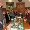 Im Gespräch mit den Vertretern und Leitern von Behörden, Verbänden und Organisationen: (von links) BBV-Kreisobmann Klaus Merkel, Landrat Wilhelm Schneider und Kreisbäuerin Cäcilie Werner.