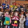 Zum rauschenden Finale setzten Kinder und Akteure das Lied "Die Vögelein vom Titicacasee" in Szene. Zum rauschenden Finale setzten Kinder und Akteure das Lied "Die Vögelein vom Titicacasee" in Szene.