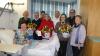 Blumengrüße zum Valentinstage in der Geomed-Klinik in Gerolzhofen (hinten von links): Vorsitzende Liselotte Feller, Stellvertreter Lothar Zachmann, Eva-Maria Ott, Beate Glotzmann, Chefarzt Dr. Michael Dietrich, Birgit Stumpf, Geschäftsführer Wolfgang Schirmer und Hanne Vorndran.
