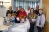Blumengrüße zum Valentinstage in der Geomed-Klinik in Gerolzhofen (hinten von links): Vorsitzende Liselotte Feller, Stellvertreter Lothar Zachmann, Eva-Maria Ott, Beate Glotzmann, Chefarzt Dr. Michael Dietrich, Birgit Stumpf, Geschäftsführer Wolfgang Schirmer und Hanne Vorndran.
