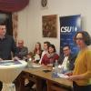 Vorne: Die Moderatoren Ronny Lamprecht und Barbara Claus. hinten: die Gemeinderatskandidaten der CSU Güntersleben.