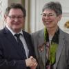 Christine Reuter aus Bad Mergentheim und Peter Schöderlein aus Dettelbach wurde von Staatssektretär Gerhard Eck in der Würzburger Residenz mit dem Bundesverdienstkreuz ausgezeichnet.