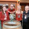 Am Weinbrunnen (von links): Zugleiter Udo Feldinger, Weinkönigin Carolin Meyer, das Giemaulpaar Stefan IV. und Sina I., Winzer Stefan Fesel und Weinprinzessin Anni Dietz.