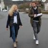 Bürgermeisterkandidatin Karin Öhm, hier im Gespräch mit einem Reporter, möchte auf dem Edeka-Parkplatz einiges verändern.
