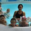 Schwimmen lernen mit Spaß: Zehn Übungseinheiten absolvieren derzeit die Vorschulkinder aus Herbstadt und ein Erstklässler gemeinsam mit Aquatrainerin Anna Krämer (auf dem Foto) und Erzieherin Kerstin Guthardt.