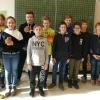 Schüler der 6a der Udo-Lindenberg-Mittelschule Mellrichstadt haben 120 Euro gesammelt und an die Station Regenbogen in Würzburg gespendet. Mit im Bild Lehrerin Kerstin Sauer (rechts), die mit ihnen und Lehrer Bastian Reukauf Senioren im Niklasheim in Mellrichstadt besucht hat