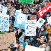 Junge Menschen auf einer Demo von Fridays-for-Future. Obwohl prominent mit den "Jungen" verbunden, gibt es auch andere Themen die die jungen Menschen im Landkreis Main-Spessart bewegen.
