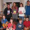 Drei Autoren (hinten von links) Jochen Niemuth, Sandra Niermeyer und Petra Chelmieniecki stellten ihre Bücher vor. Peter Vollmuth und Ursula Memmel mit dem Gitarrenensemble erfreuten die Zuhörer mit kleinen musikalischen Beiträgen.