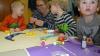 Lustig ging es am Freitagnachmittag im Familienstützpunkt Volkach zu. Mit viel Fantasie bastelten neun Kinder und ihre Mütter mit der Leitung des Familienstützpunktes Ellen Ströhlein Faschingsmasken.