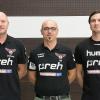 Cheftrainer Frank Ihl (links) und Co-Trainer Benjamin Trautvetter (rechts) haben ihre Verträge beim HSC Bad Neustadt verlängert. Darüber freut sich HSC-Geschäftsführer Eduard Mardian (Mitte).