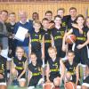Das Foto zeigt da U-12- und das U-14-Team des BBC Würzburg, gemeinsam mit dem Vorsitzenden Frank Weidner (hinten, Zweiter von links), Trainer Dirk Altenbeck (hinten rechts) und Helmut Radler, (hinten, Vierter von links), dem BLSV-Vorsitzenden im Sportkreis Würzburg-Stadt.