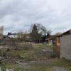 Die Zauneidechse verzögert den Bau des Parkplatzes in der Lendershäuser Straße. Die Garage und das Haus rechts auf dem Bild sollen für den Neubau abgerissen werden. Die Zauneidechse verzögert den Bau des Parkplatzes in der Lendershäuser Straße. Die Garage und das Haus rechts auf dem Bild sollen für den Neubau abgerissen werden.