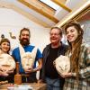Einen Schnitzkurs der besonderen Art besuchten Felix, Angelika und Regina Warmuth. Anlässlich ihres Geschwister-Wochenendes schnitzten die drei Wargolshäuser in der Werkstatt von Holzbildhauer Peter Picciani eigene Faschingsmasken. Einen Schnitzkurs der besonderen Art besuchten Felix, Angelika und Regina Warmuth. Anlässlich ihres Geschwister-Wochenendes schnitzten die drei Wargolshäuser in der Werkstatt von Holzbildhauer Peter Picciani eigene Faschingsmasken.