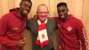 Inmitten seiner Rothosen: Jörg Thomas vom neuen Gehörlosen-Kickers-Fanclub mit den Drittliga-Profis Leroy Kwadwo (links) und Frank Ronstadt.