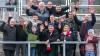 Gehörlose Fans der Würzburger Kickers mit aktiven Spielern im Stadion am Dallenberg. Obere Reihe: Alexander Hopf, Michael Schönberger und Ringo Eggert. Mittlere Reihe: Daniel Brückner, Bernd Schörk, Dominik Meisel (Spieler), Niklas Zulciak (Spieler), Yassin Ibrahim (Spieler), Tomi Saupe. Untere Reihe: Elias Thomas, Jörg Thomas, Tanja Bartsch und Alesja Saupe.