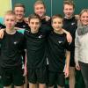 Zum vierten Mal sicherte sich eine Tischtennis-Jungenmannschaft des Bad Königshöfer Gymnasiums das Ticket für das Bayern-Finale beim Wettbewerb „Jugend trainiert für Olympia“, diesmal in der AK II. In keinem der sechs Spiele auf Bezirks- und nordbayerischer Ebene gaben sie mehr als ein Spiel ab. Nach den Siegen gegen Kronach und Neutraubling hatte auch der schärfste Rivale im Kampf um die Qualifikation für das Landesfinale, das Hardenberg-Gymnasium Fürth, trotz Heimvorteil keine Chance. Im bayerischen Finale am 5. März in Hiltpoltstein wartet nun das Gymnasium München Nord. Zum siegreichen Team gehören: Jakob Schäfer (hinten von links), Julius Buchs, Gabriel Erhard, Linus Türk und Betreuerin Nina Kühlwein-Tüchert sowie Andi Ortlauf (vorne von links), Maximilian Dreher und Justus Lamm. (rus)