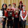 Im Bild von links: Tanja Landolt (Moderation), Max II. (Kindergiemaul), Edelgard König (Leitung des Seniorenkreises), Marie I. (Kinderpagin), Christine Schweser (Kitaleitung),Benedikt Krank (Kinderelferrat).