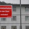 1995 fertiggestellt: Der Mittelbau der Forensik am Bezirkskrankenhaus. Diese Fenster werden nach 25 Jahren nach und nach ausgetauscht.