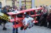 Tollkühne Männer in ihren fliegenden Kisten wiesen auf den nahen Flugplatz hin
