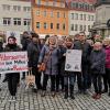 Zweite Mahnwache gegen Altersarmut in Schweinfurt: Rund 25 Menschen versammelten sich auf dem Marktplatz, um für höhere Renten zu demonstrieren.