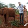 Dirk Nowitzki und seine Frau Jessica Olsson stehen während des Besuchs des David Sheldrick Wildlife Trust Elefanten-Waisenhauses von Bundespräsident Steinmeier im Nairobi Nationalpark neben einem Baby-Elefanten. Dirk Nowitzki und seine Frau Jessica Olsson stehen während des Besuchs des David Sheldrick Wildlife Trust Elefanten-Waisenhauses von Bundespräsident Steinmeier im Nairobi Nationalpark neben einem Baby-Elefanten.