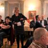 Ganz in schwarz, aber mit tiefroten Positionen: Landratskandidatin Pamela Nembach im Kreise der Genossen.