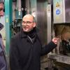 Technik, die begeistert: Bischof Dr. Franz Jung lässt sich von Martin Scheiner die Funktionsweise des Melkroboters erklären.