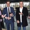 (von links) Dittelbrunns Bürgermeister Warmuth, Bankvorstand Frank Hefner, Daniel Zänglein von der Gemeinde Dittelbrunn und Patrick Schreiner von der Firma mySpot.