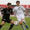 Trug für zwei Spielzeiten das Trikot der Würzburger Kickers: Nejmeddin Daghfous (links), hier im Zweikampf mit dem Hannoveraner Miiko Albornoz im Jahr 2017.